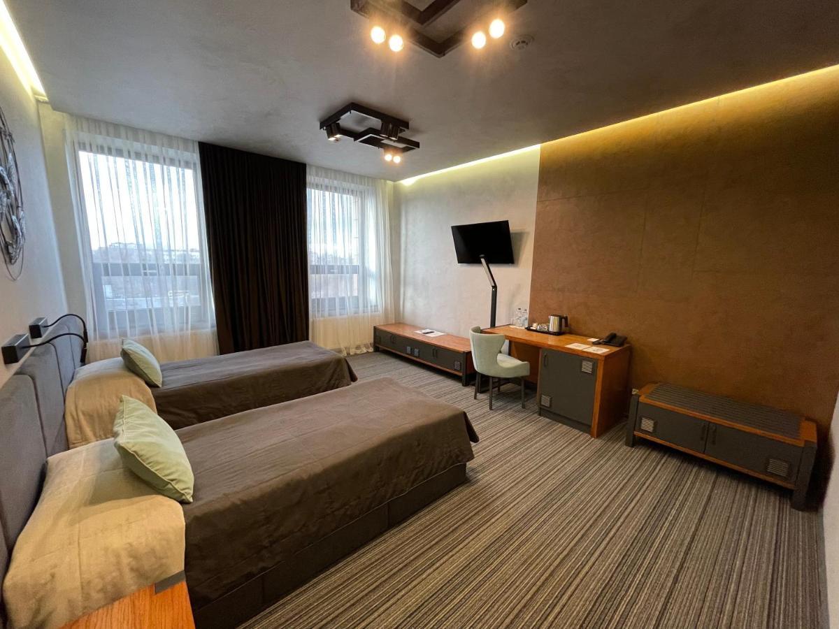 Mojo Hall Hotel Lutsʼk Exterior foto